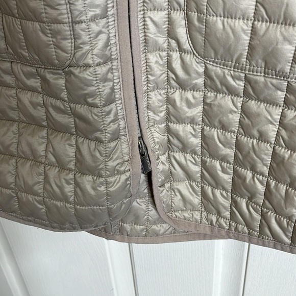 Athleta Women's Grandview PrimaLoft Quilted Shell Jacket Small Gorpcore Neutral - Picture 6 of 14